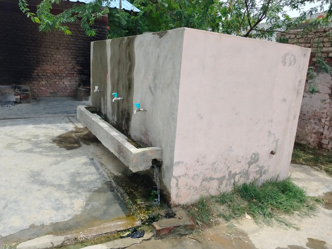 फतेहाबाद के प्राइमरी स्कूल में टंकी के ओवरफ्लो होने के बाद बहता पानी संवाद