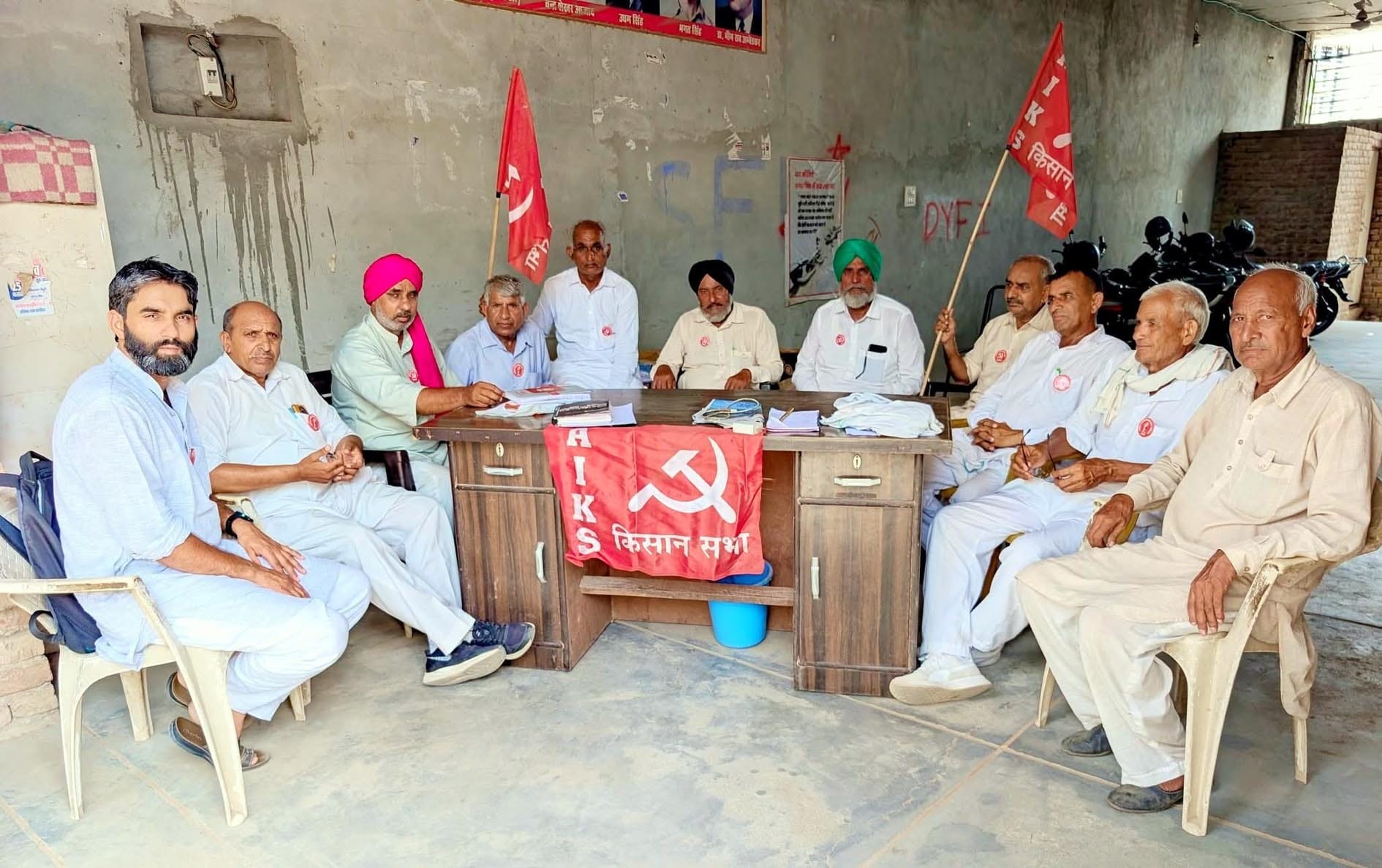 फतेहाबाद। शहीद उधम सिंह भवन में किसान सभा फतेहाबाद जिला कमेटी मीटिंग में उपस्थित पदाधिकारीस्त