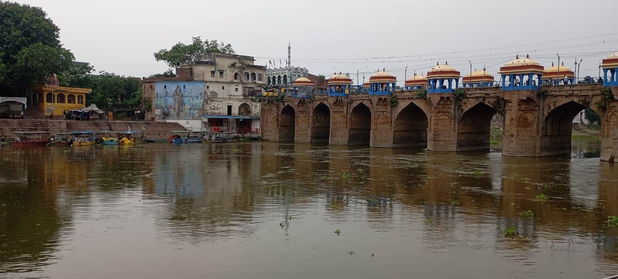The rain stopped, and humidity rose; the water level of the Gomti began to rise due to rainfall in the surrounding areas.
