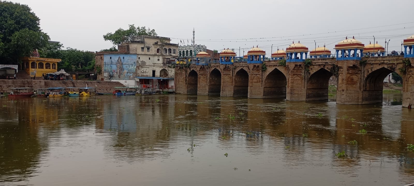 गोमती नदी में बढ़ा पानी। संवाद