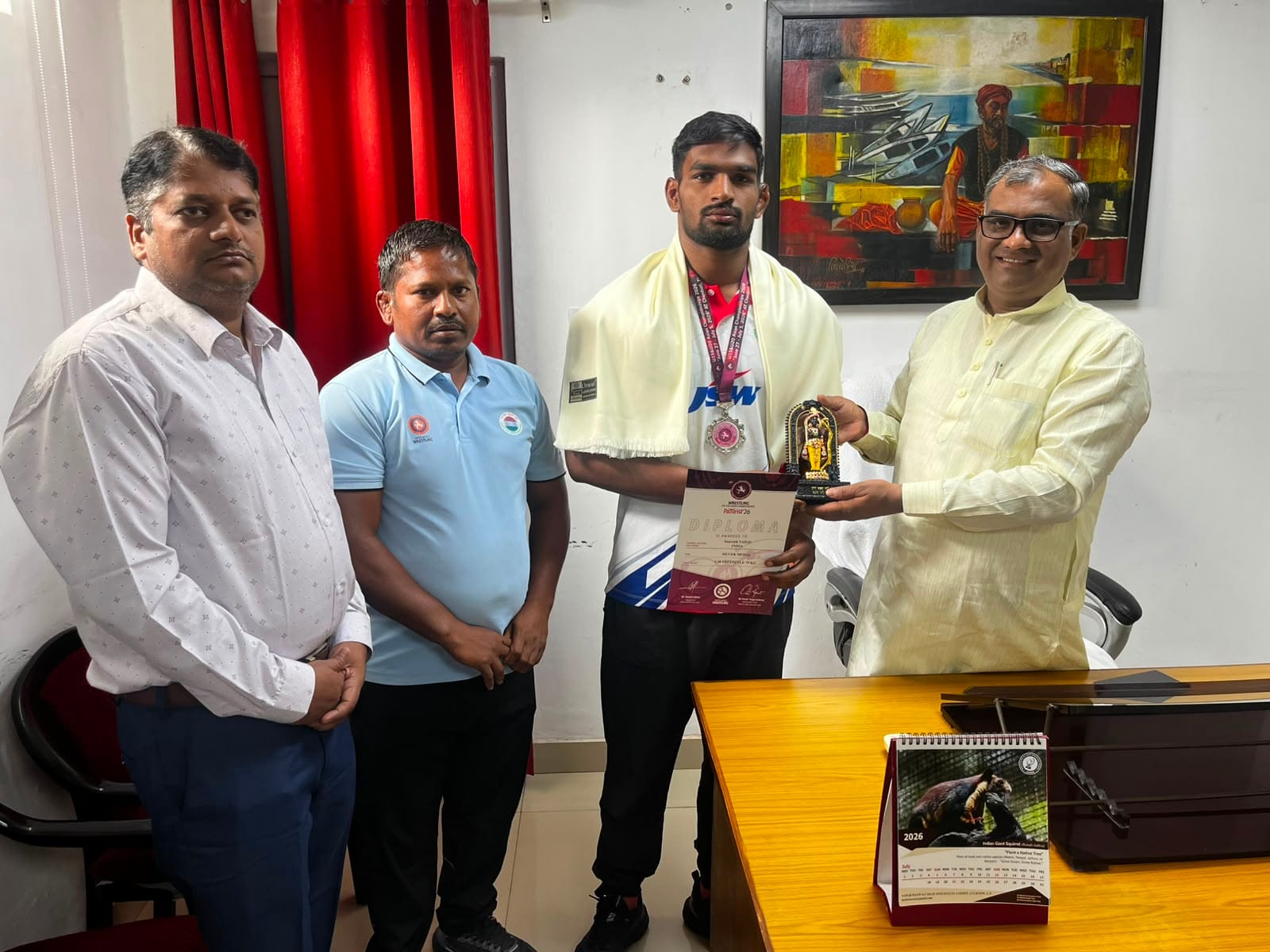 गौराबादशाहपुर थाना क्षेत्र के गजना युवा पहलवान सौरभ यादव को सम्मानित करते खेल राज्य मंत्री गिरी