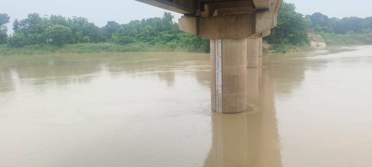 Deoria News: खतरे के निशान की ओर तेजी से बढ़ रही गोर्रा