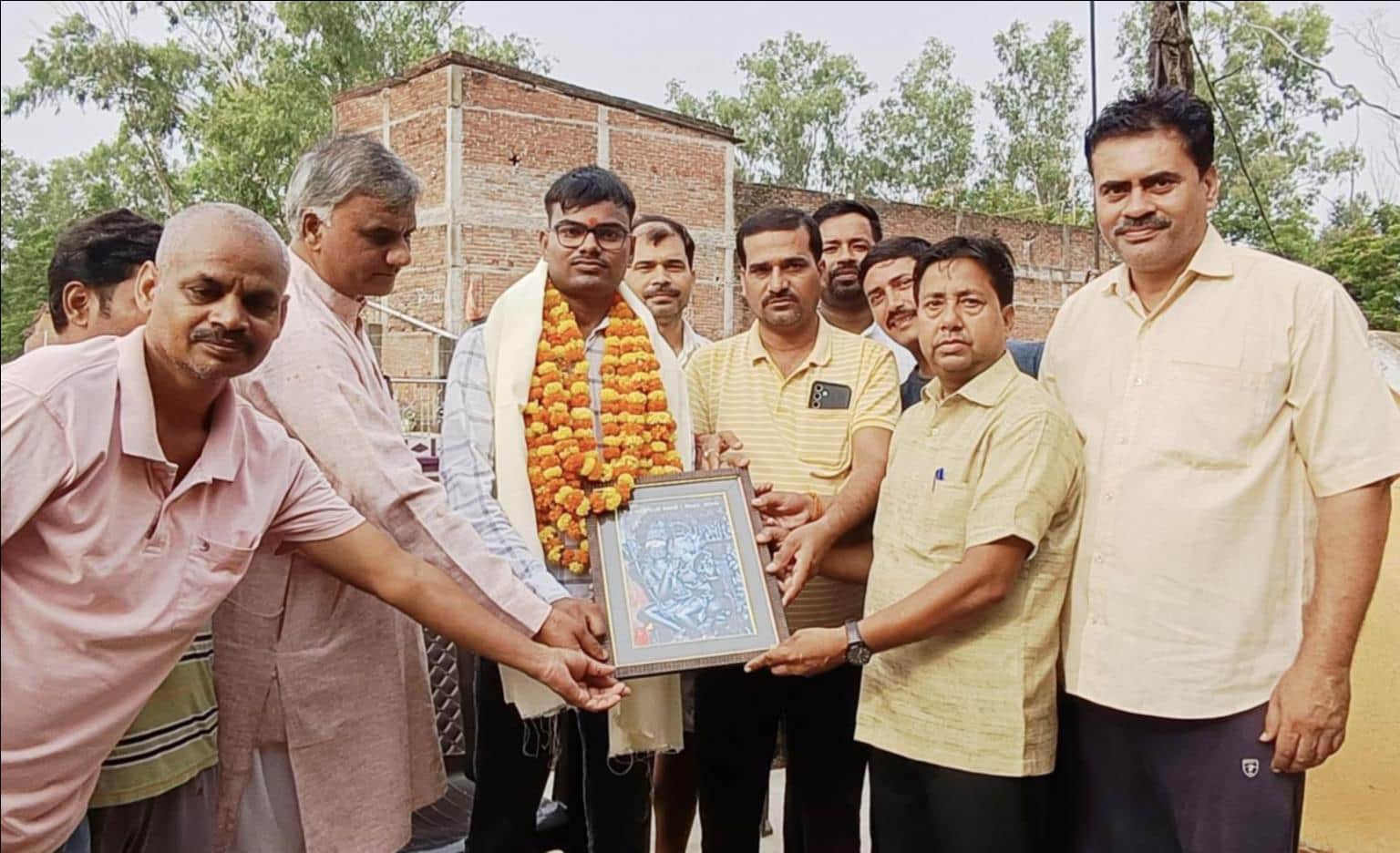 घोरावल क्षेत्र के नीट 2026 क्वॉलिफाई करने पर अजय पटेल को सम्मानित करते गणमान्य लोग। स्रोत स्वयं