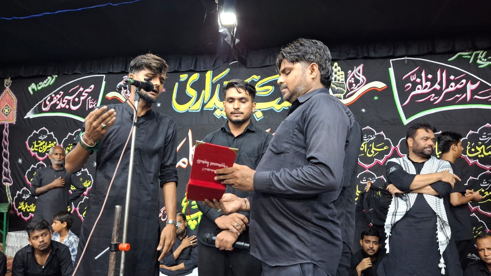 घोसी के बड़ागांव में शब्बेदारी के दौरान नौहाख्वानी करते अंजुमन। संवाद
