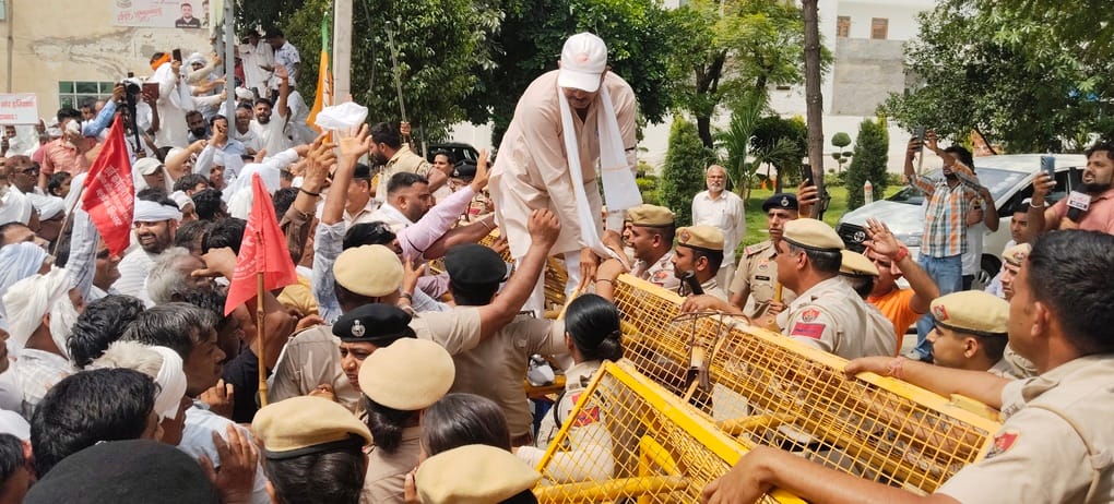 PWD employees arrived to lay siege to the minister's residence; a scuffle with the police at the barricades lasted for 10 minutes.