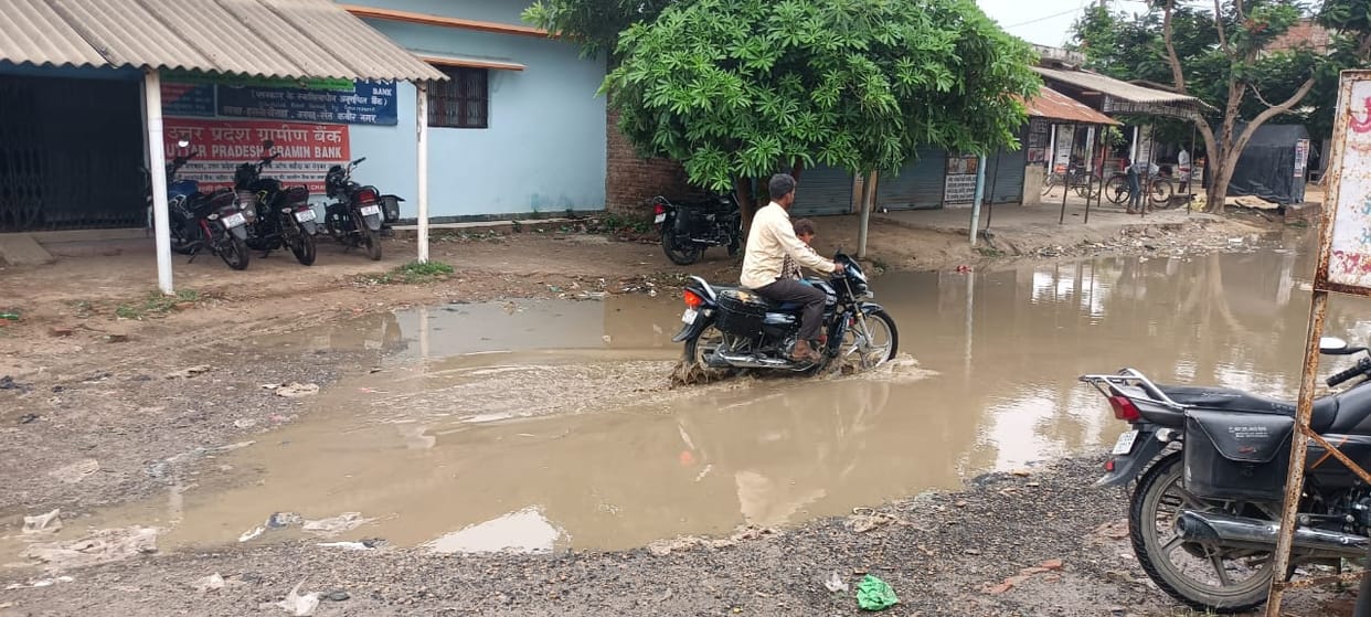 Waterlogging on the road due to rain; commuters face increased difficulties.