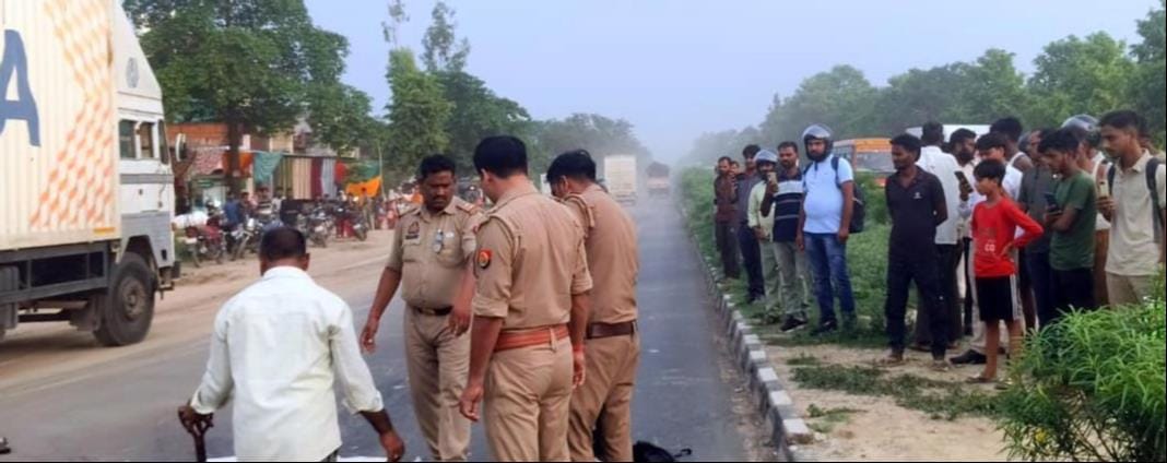 हादसे के बाद मौके पर मौजूद पुलिस व लगी लोगों की भीड़। संवाद
