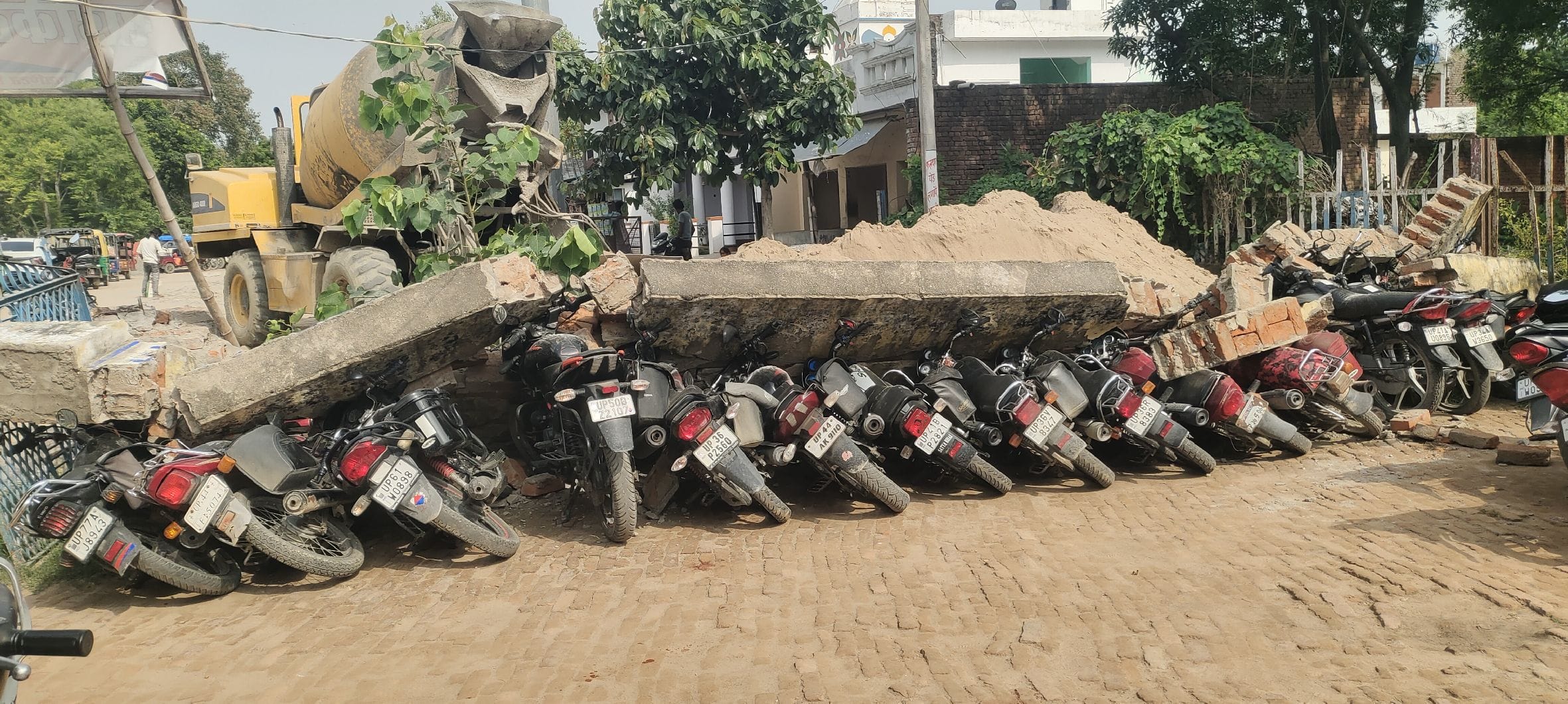 जगदीशपुर के निहालगढ़ रेलवे स्टेशन पर साइकिल स्टैंड की दीवार गिरने से दबी बाइकें। -संवाद