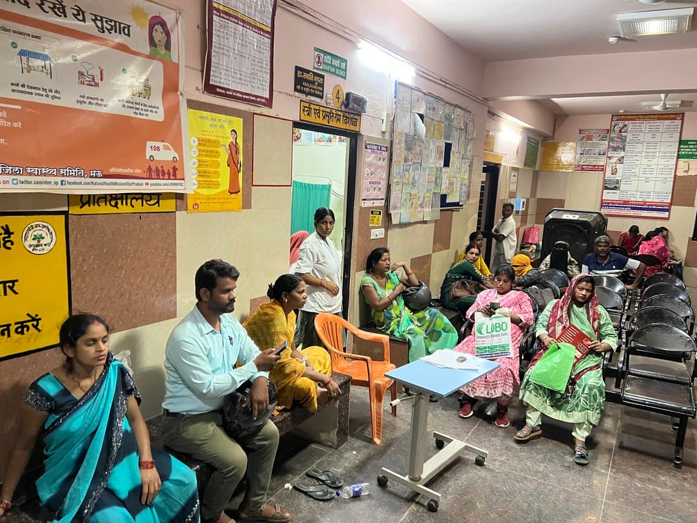 जिला महिला अस्पताल की ओपीडी में मौजूद महिलाएं और उनके तीमारदार। संवाद