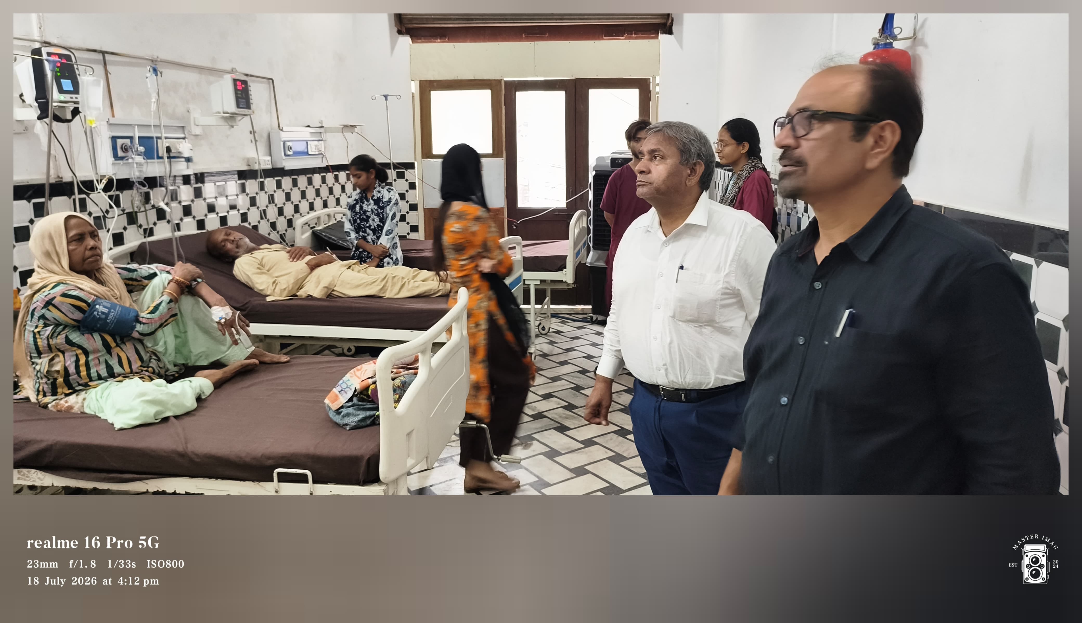 जलालाबाद में अस्पताल का निरीक्षण करते सीएमओ। संवाद