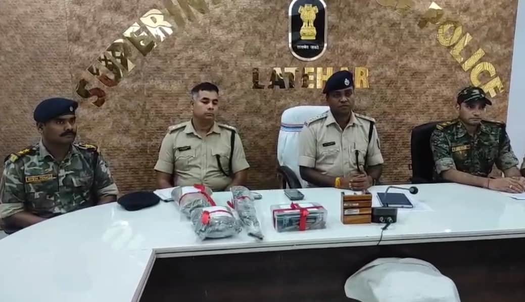 जानकारी देते पुलिस अधिकारी
