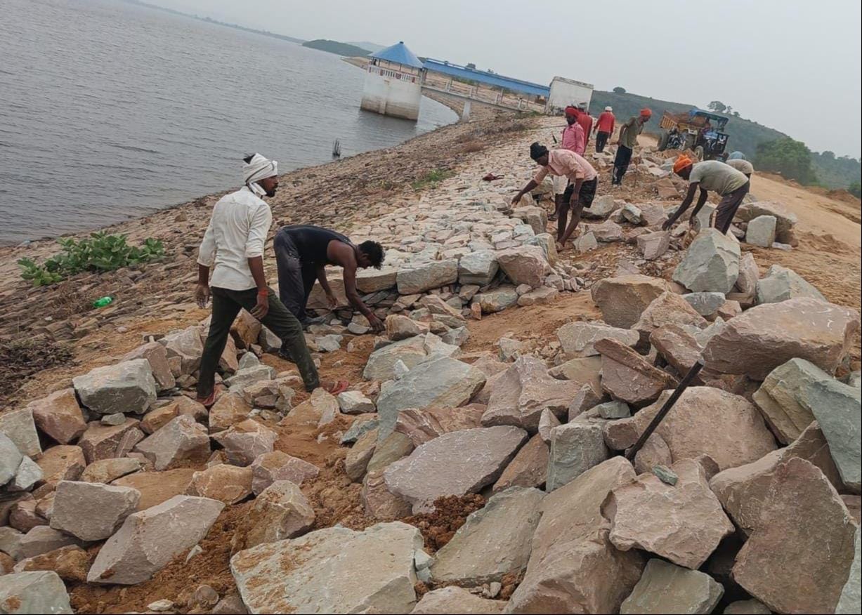 five watchtowers to be built on the dam.