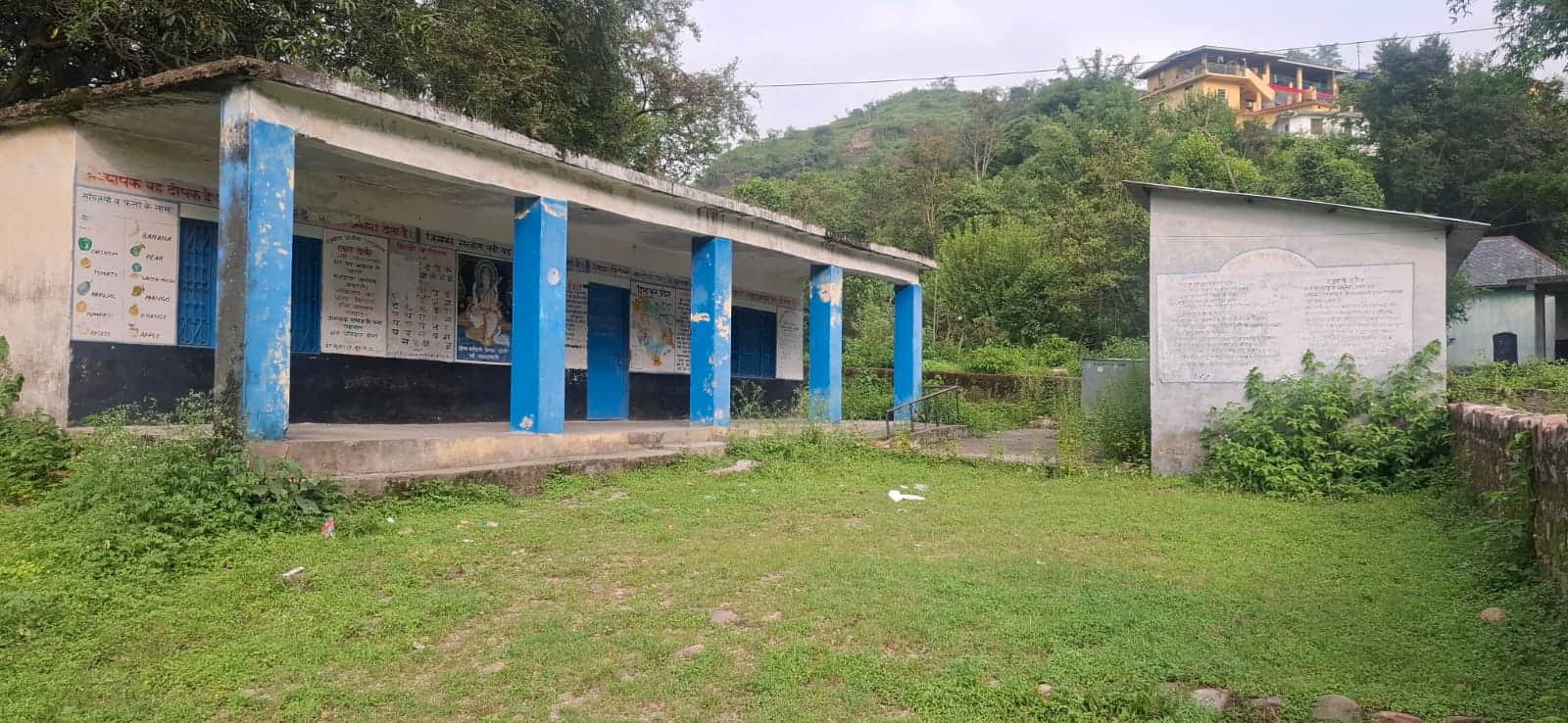जर्जर हालत में लगदेवी और कड़ियार स्थित प्राथमिक विद्यालय। संवाद