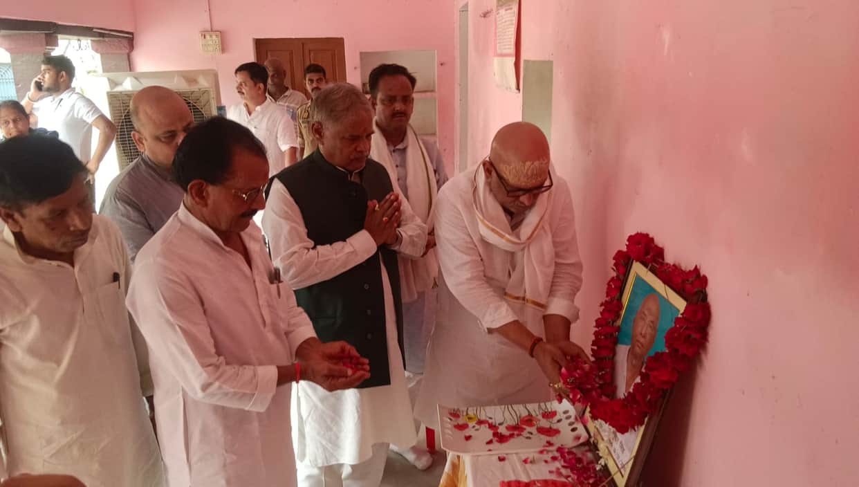 Congress State President Ajay Rai reached Baraini and cornered the government over the issue of theft of offerings.
