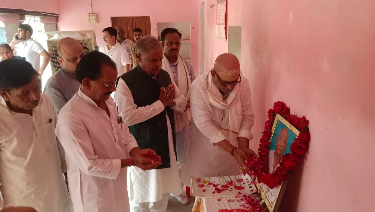 Congress State President Ajay Rai reached Baraini and cornered the government over the issue of theft of offerings.