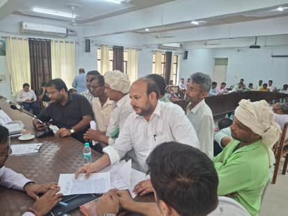 संपूर्ण समाधान दिवस में समस्या बताते लोग।