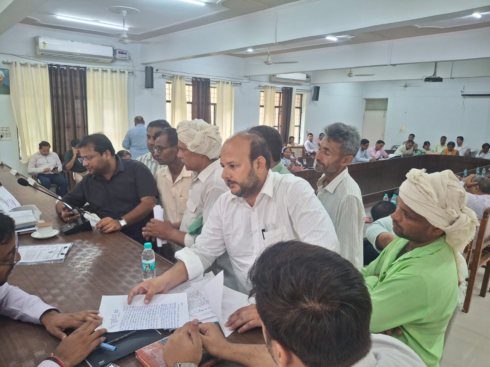संपूर्ण समाधान दिवस में समस्या बताते लोग।