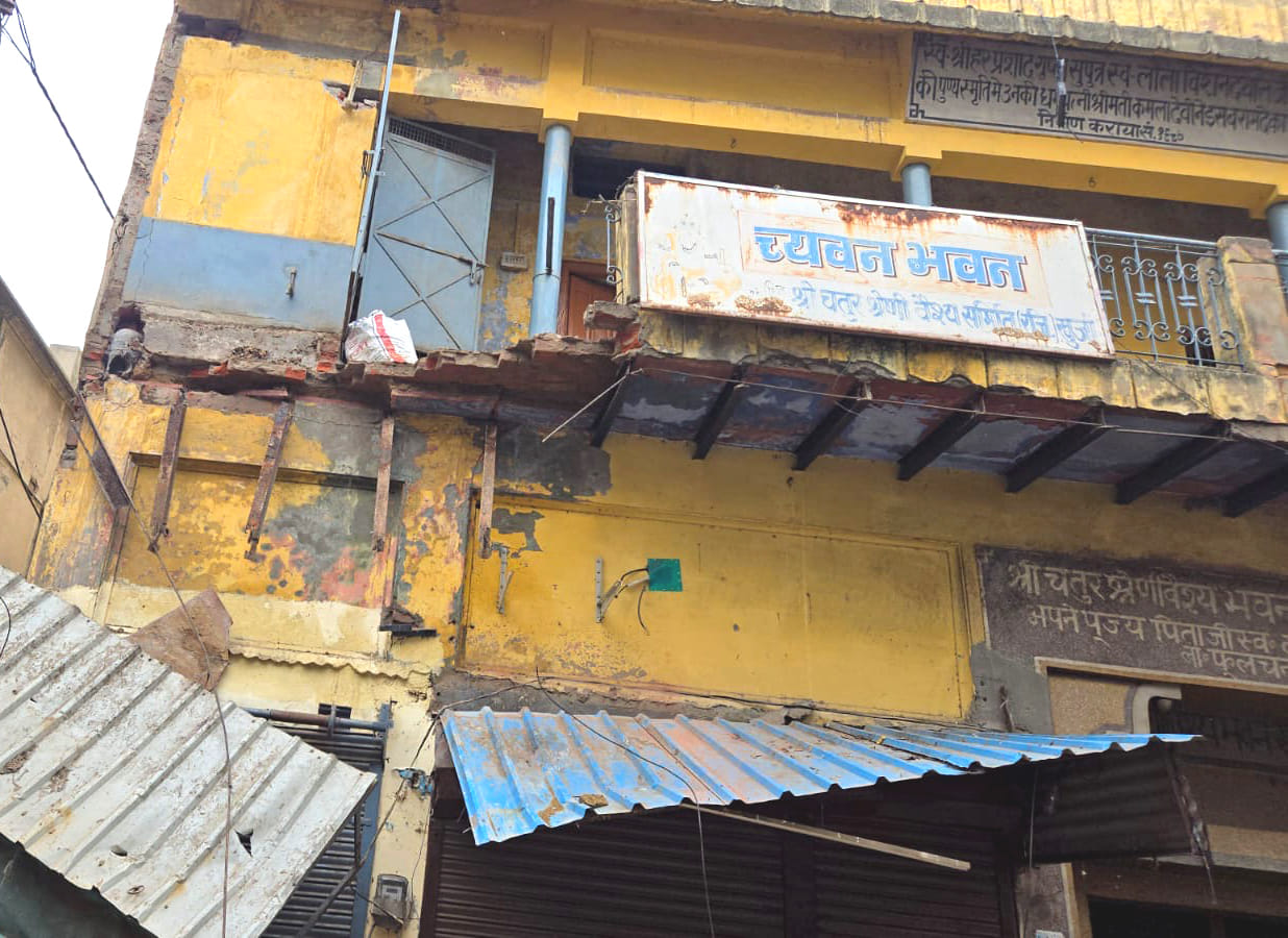 Canopy of dilapidated building collapses suddenly; people have a narrow escape.
