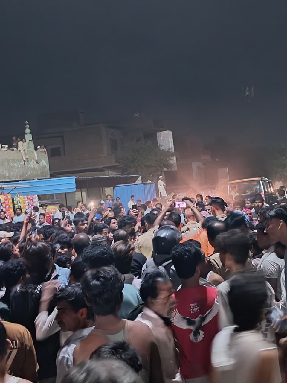 लोनी के खजूरी पुस्ता मार्ग पर बिजली कटौती के विरोध में हंगामा करते ग्रामीण। संवाद