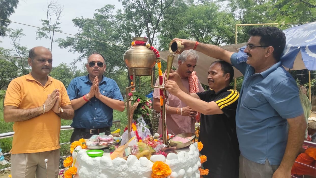 Chants of 'Bholenath' echoed at Shiv Vatika on the occasion of the Shiv Pindi installation anniversary.