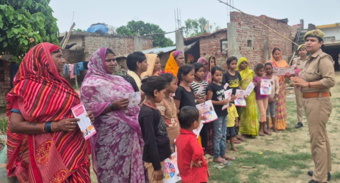 महिलाओं को जागरूक करती महिला आरक्षी। - स्रोत: पुलिस