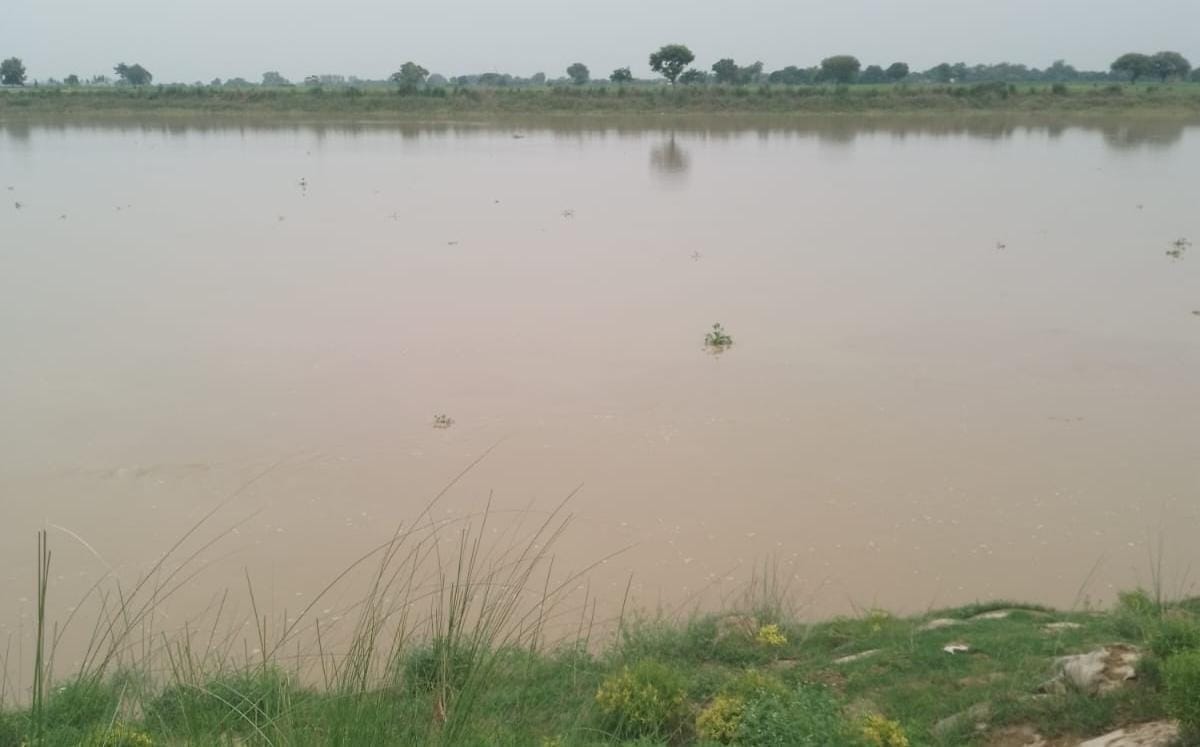 As the water level receded, the Saryu intensified erosion at Daulatpur.