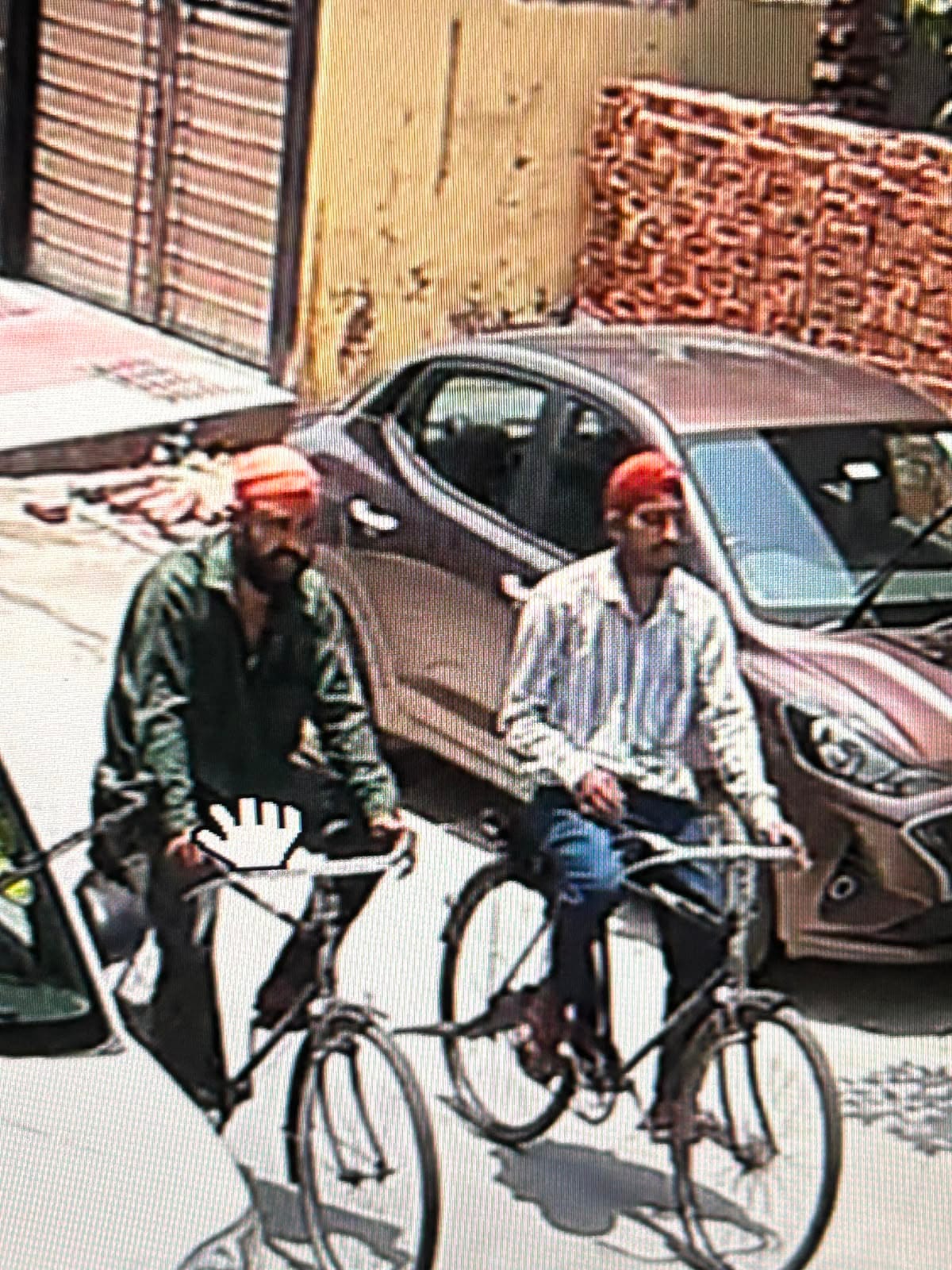Footage of burglars entering a house goes viral; accused remain at large even after a month.
