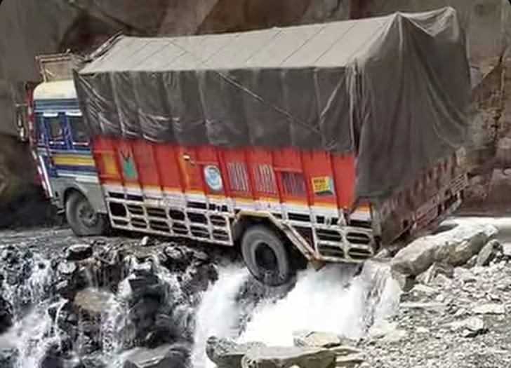 Truck stuck in Tindi Nallah; Sansari route blocked for five hours.