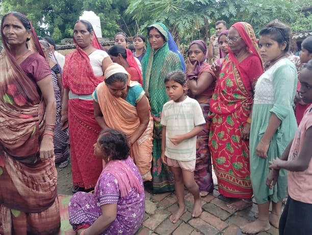 Teenage girl drowns while bathing in a minor canal with her younger sister.