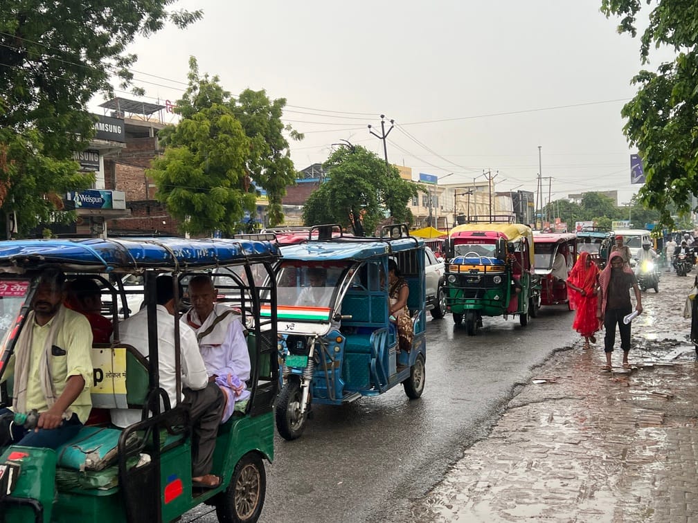 There are 4.90 lakh vehicles in the district, yet no measures are in place to alleviate traffic congestion in major markets and town panchayats.