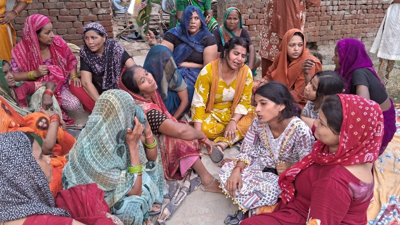 नगर के देपीपुरा में विलाप करते मृतक रामप्रताप के परिजन। संवाद