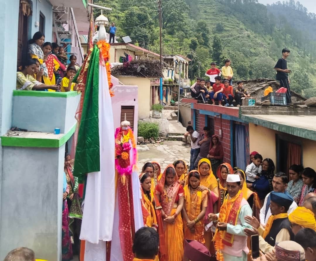 नारायणबगड़ के भारकोटबार में देवी के दर्शन करते श्रद्धालु। स्रोत: जागरूक पाठक