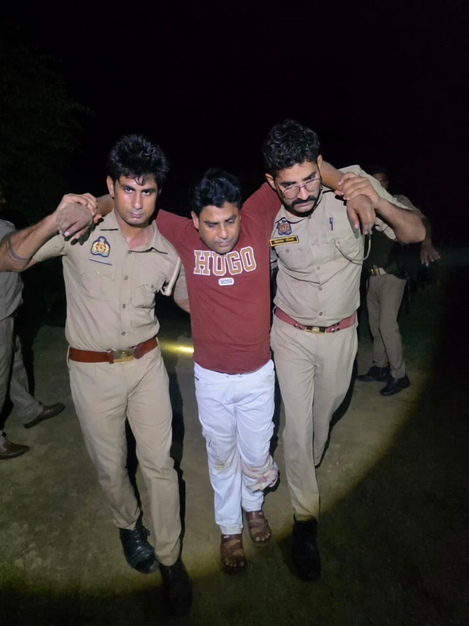 Teenage girl raped in Wazirganj; accused arrested in an encounter after 10 hours.