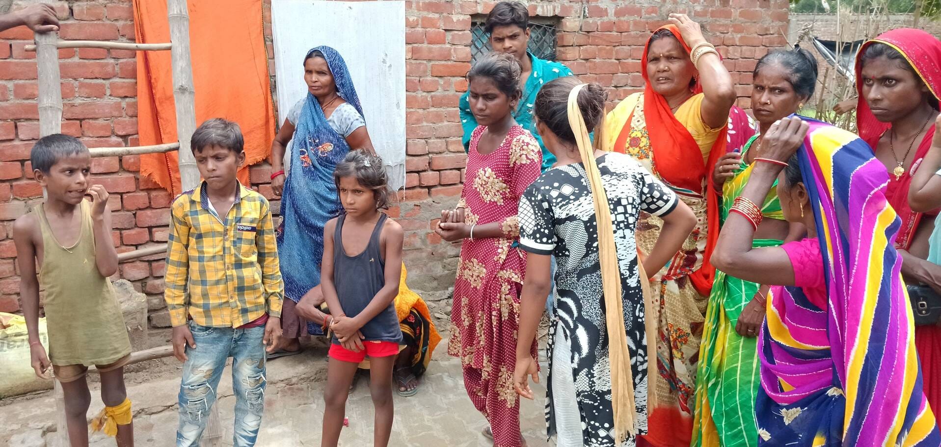 पूरे खाले मजरे बथुवाखास गांव में महिला की हत्या के बाद गुमसुम परिवारीजन व अन्य। 