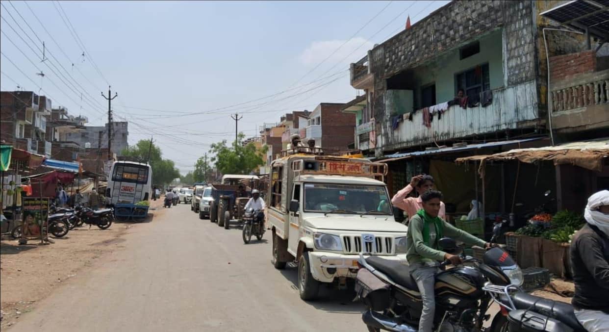 800-meter-long traffic jam at the railway crossing.