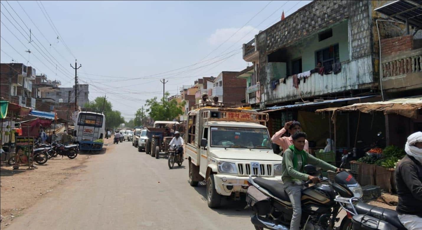 रॉबर्ट्सगंज रेलवे क्रासिंग के पास लगा जाम।