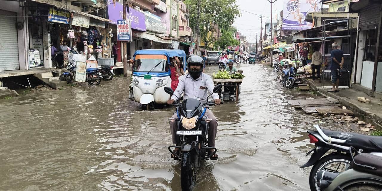 रॉबर्ट्सगंज धर्मशाला चौक से मेन चौक  रोड पर भरा बारिश का पानी। संवाद