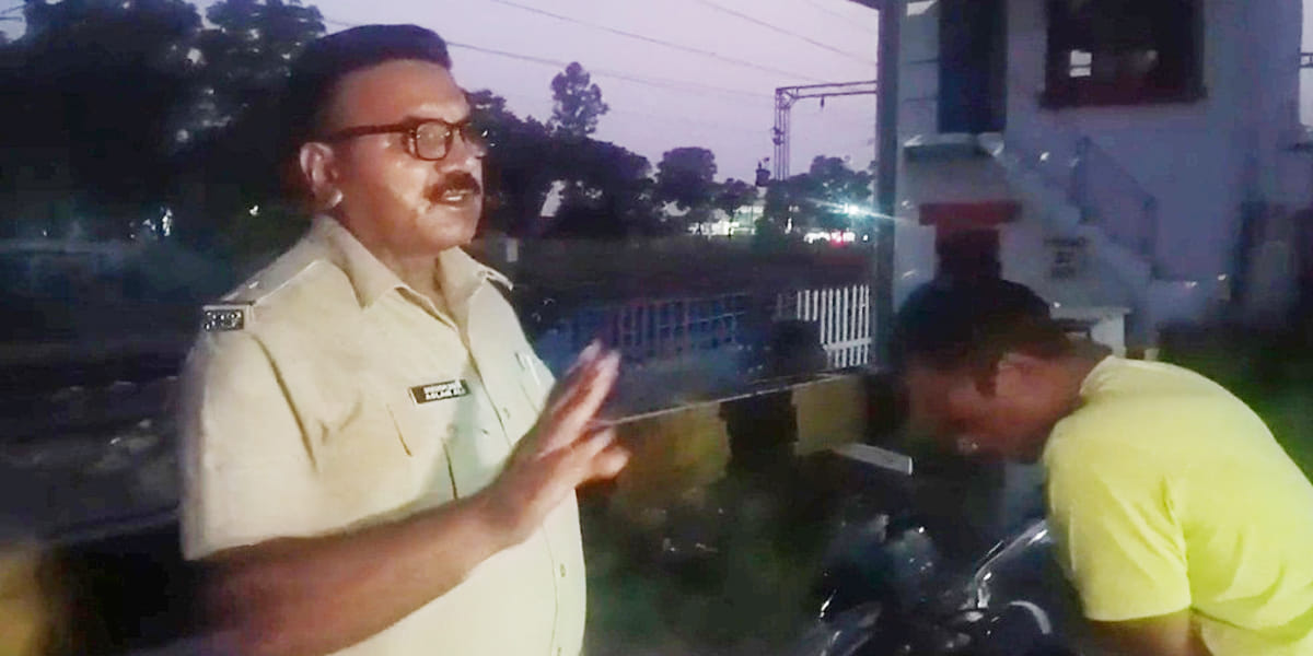 People ignored the closed railway crossing gate; the railways issued challans to five individuals