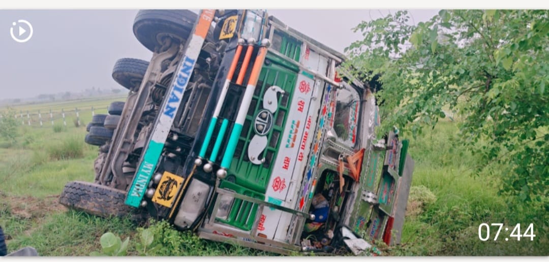 A vehicle from the opposite lane suddenly appeared; while trying to avoid it, the truck crashed through the railing and plunged into a gorge.