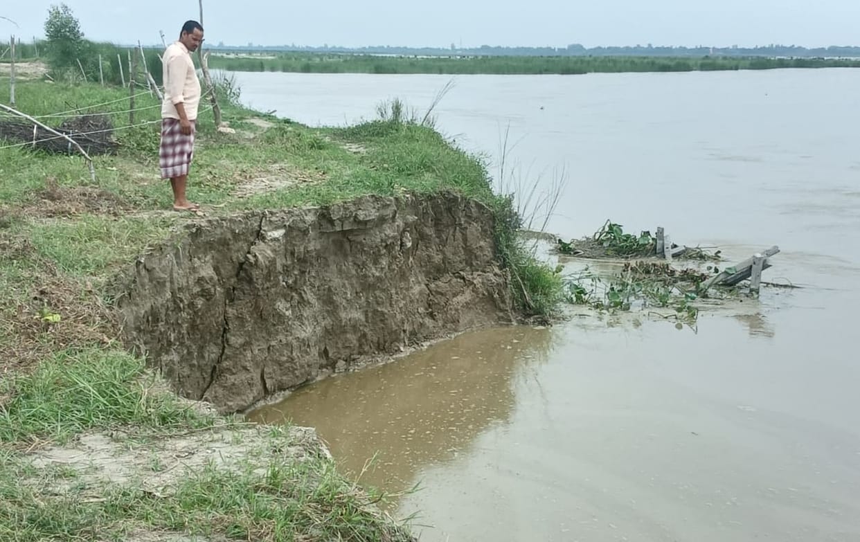 Erosion starts in Sahbadiya as the water level of the Saryu rises