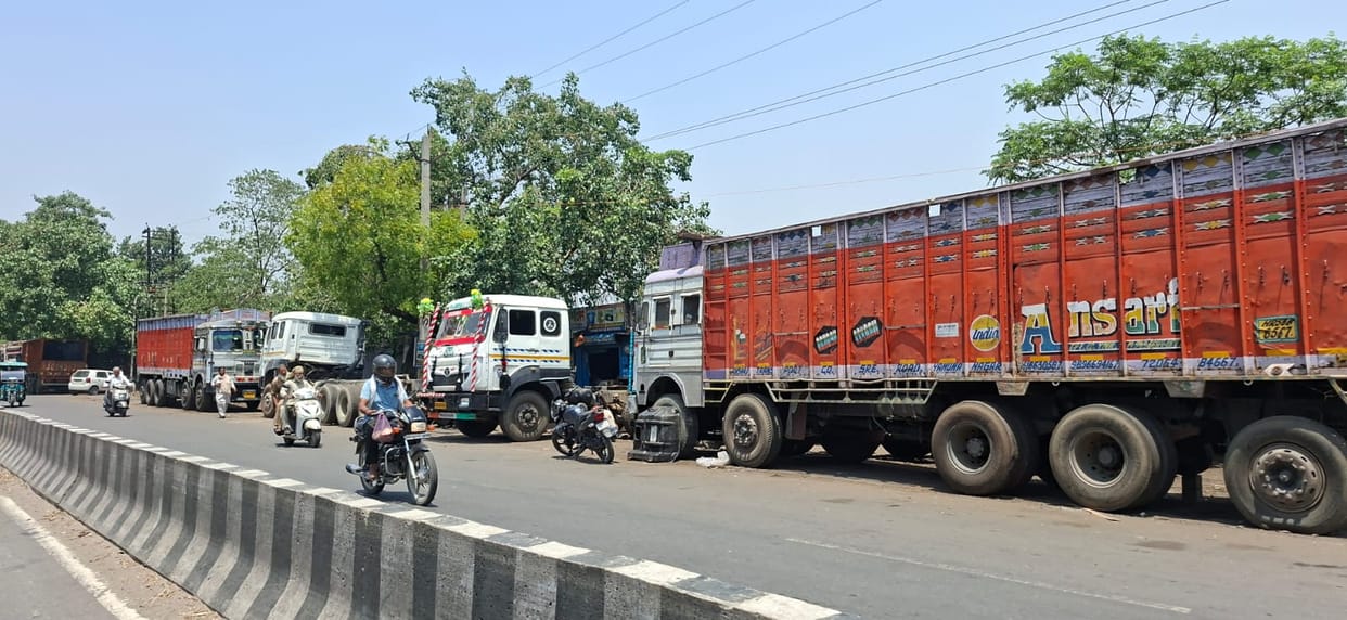 Trucks blocking the path of Kanwariyas; the journey is not easy