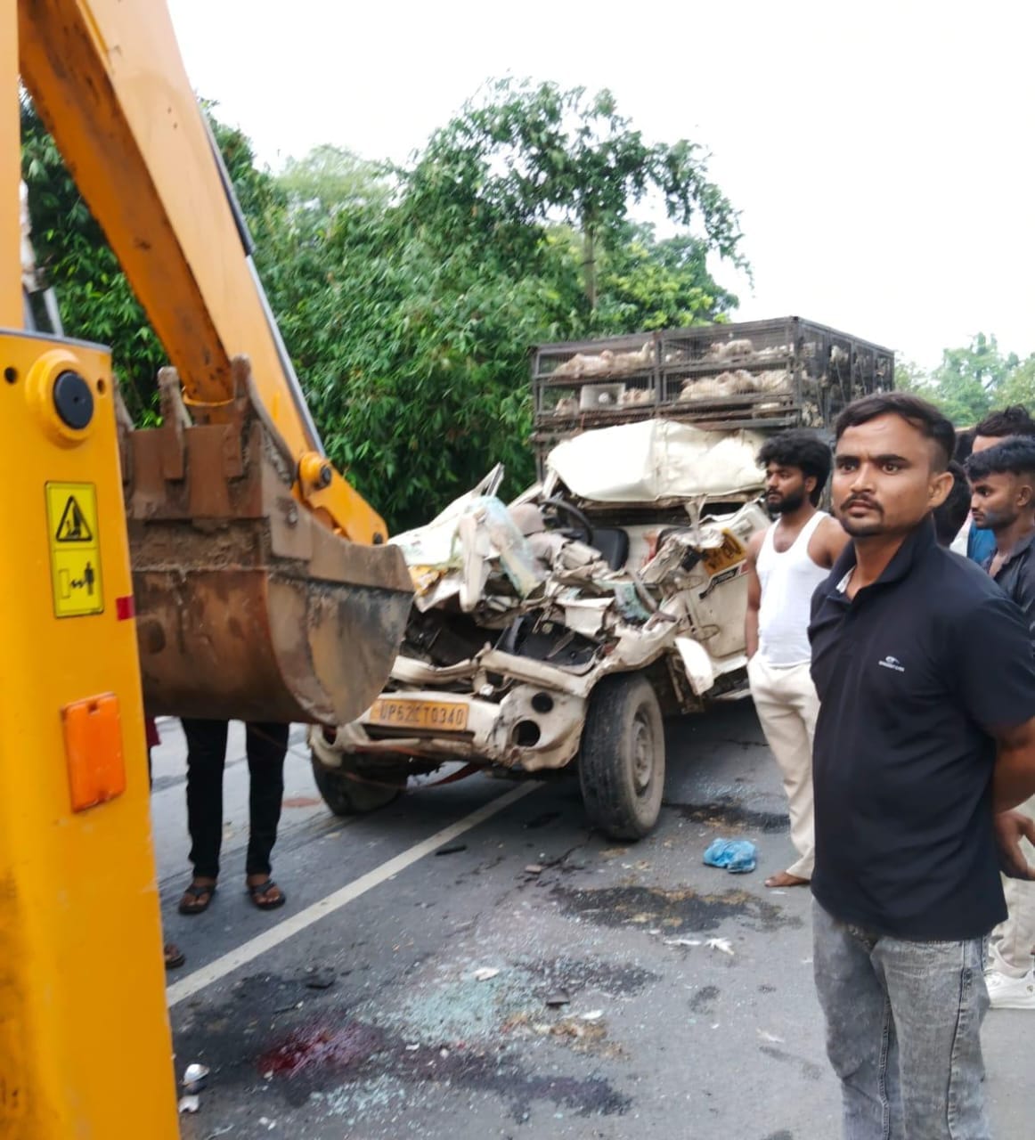 सुइथाकला-सड़क हादसे में हुई मौत के बाद ट्रक और पिकअप को अलग करती जेसीबी मशीन। पाठक
