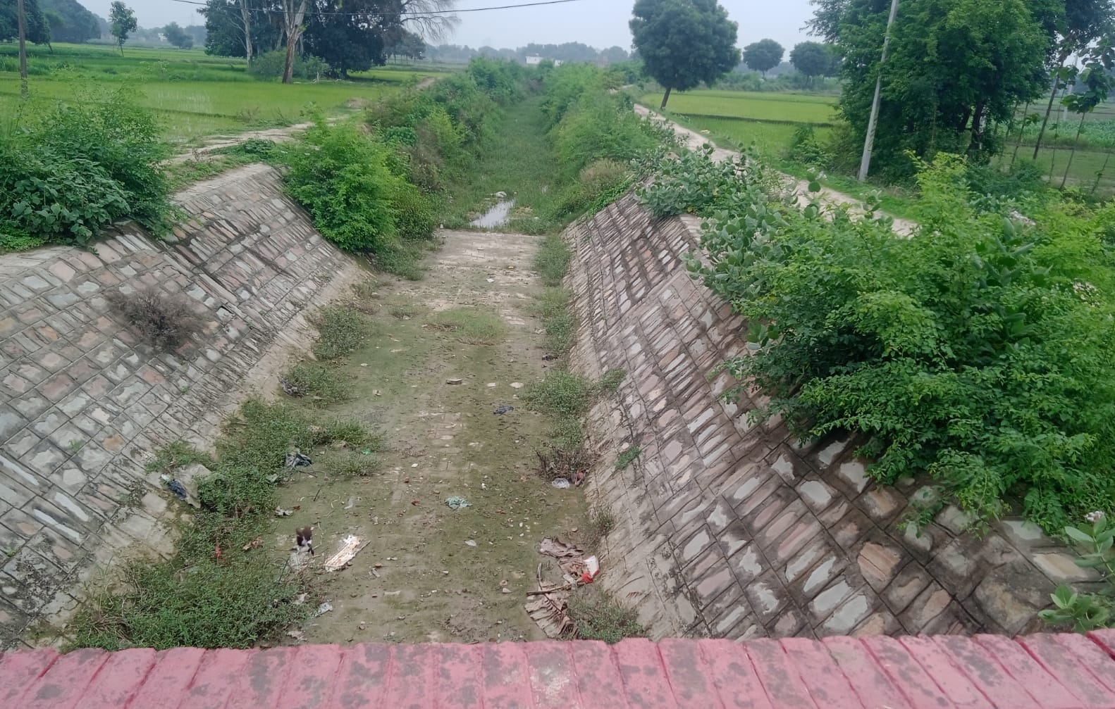 सुखा पड़ा गड़ौरा रजवाहा। संवाद
