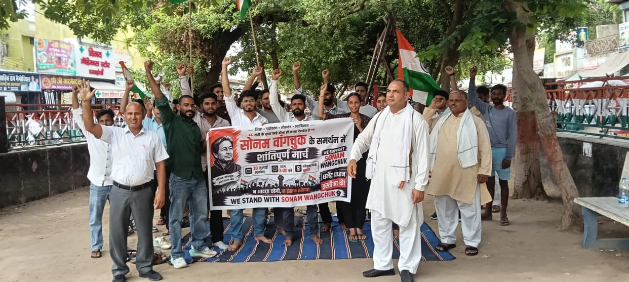 Road march in protest against the removal of Sonam Wangchuk from Jantar Mantar.