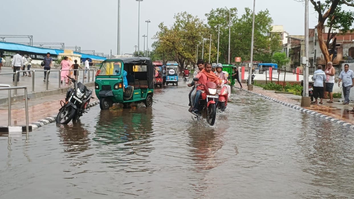 First spell of rain lasting two and a quarter hours this monsoon season; one person killed and three injured by lightning.