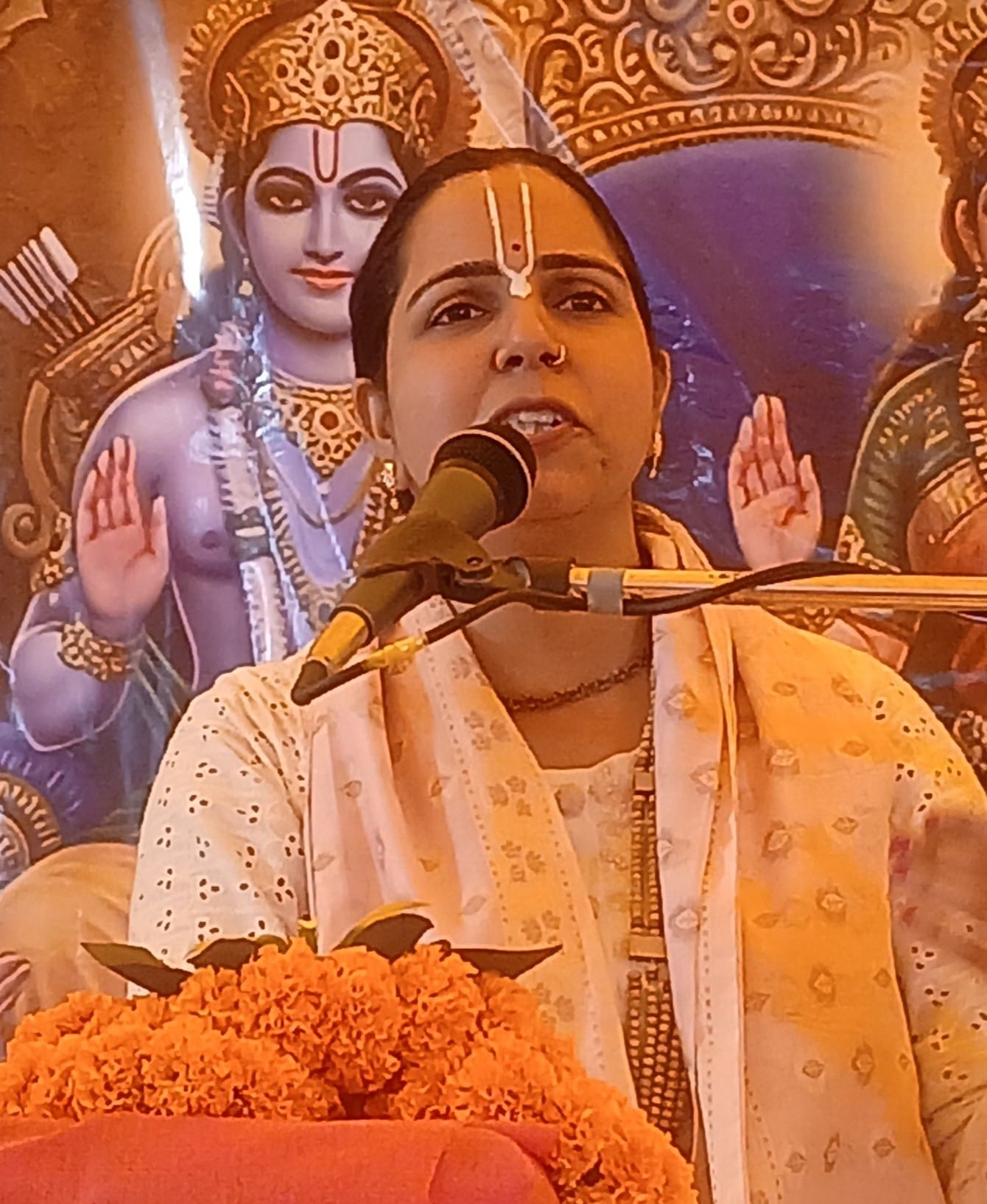 सीतामढ़ी में रामजन्म की कथा सुनाती साधना शाश्त्री। संवाद