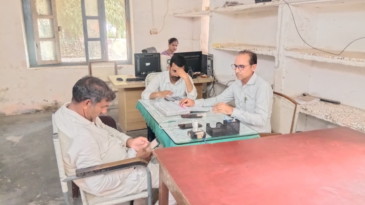 शहर के बिजली निगम कार्यालय के शिकायत केंद्र में मौजूद कर्मचारी। संवाद