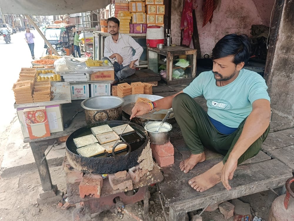 Before Sawan, the sweetness of Ghevar is spreading in the markets.