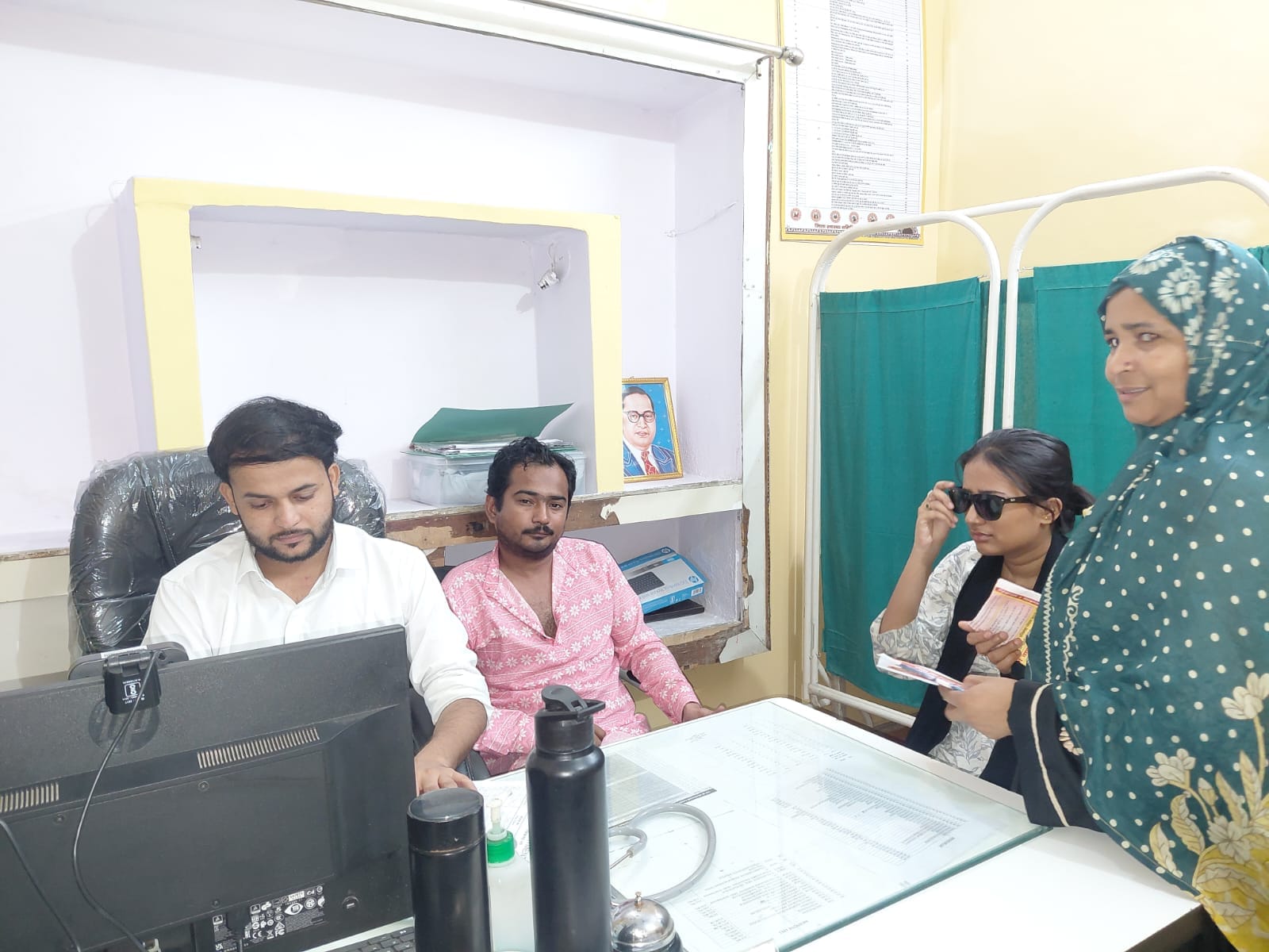शहर के पीएचसी जोशीटोला में आइफ्लू के मरीज को परामर्श देते चिकित्सक। संवाद
