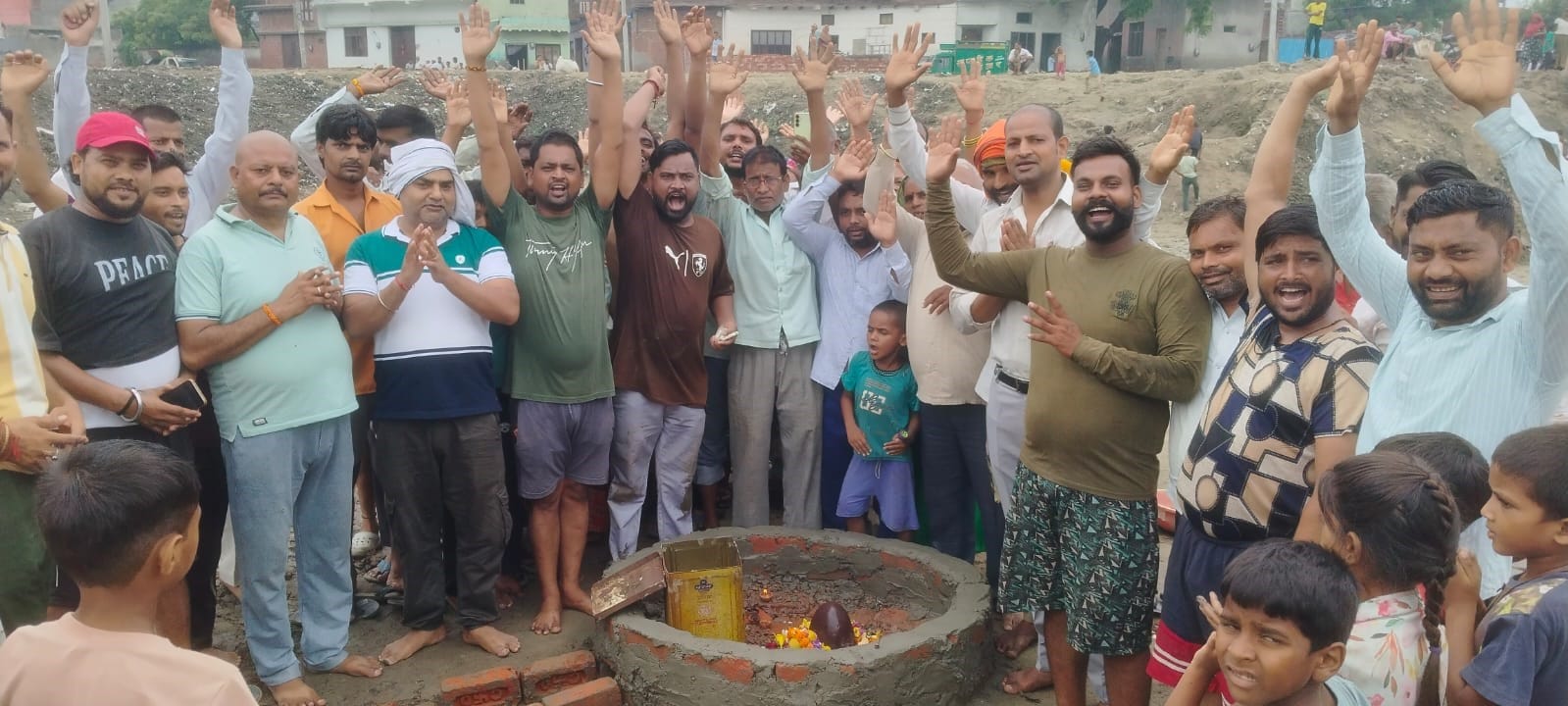 शिकारपुर में पोखर में मिले शिवलिंग की पूजा कर जयकारा लगाते लोग। संवाद